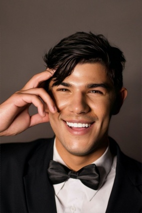 穿西装微笑的男人图片